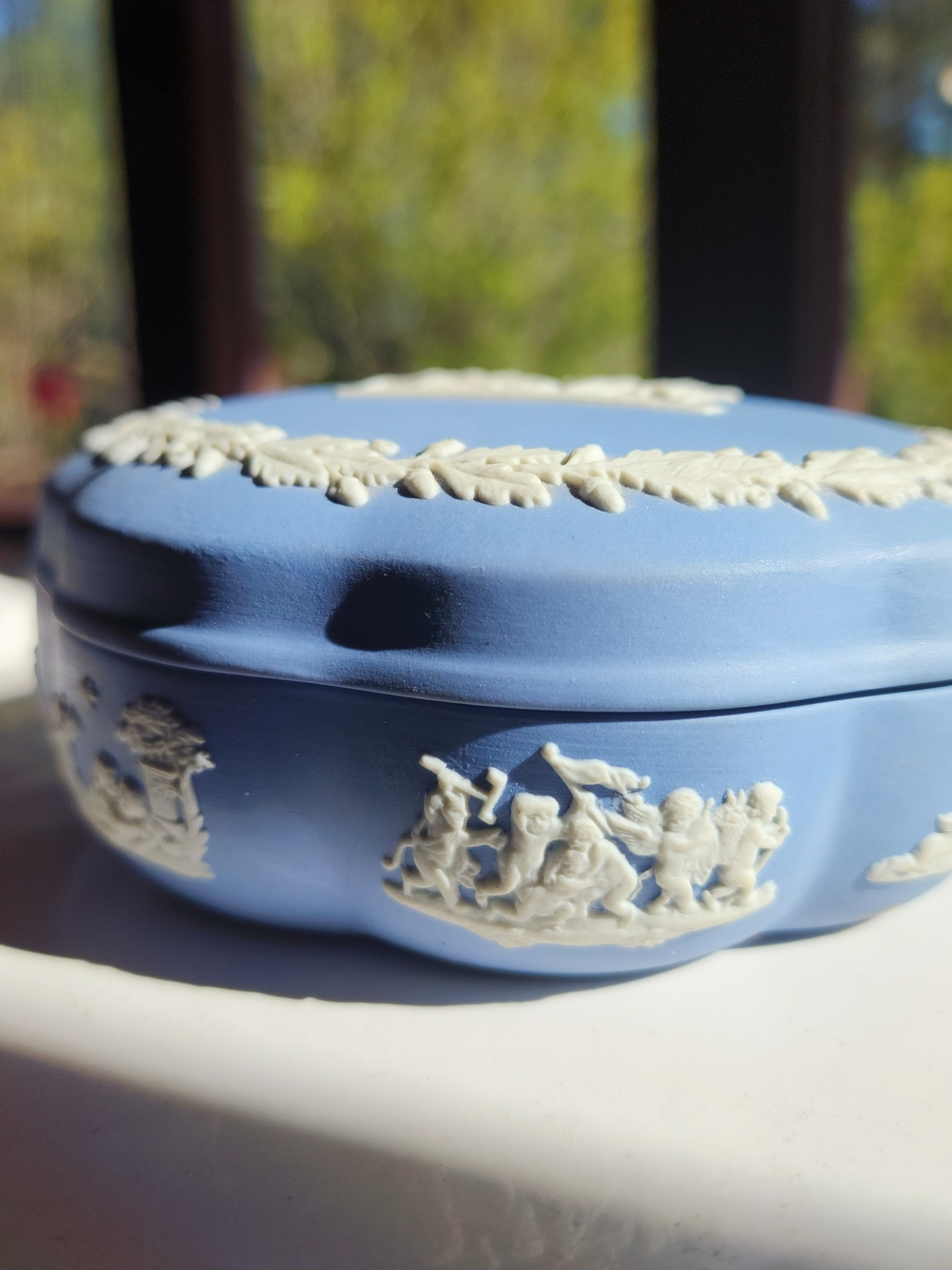 Vintage Wedgwood blue Jasperware lidded trinket box - Picture 3 of 5